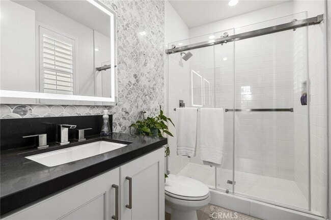 Building Photo - 70 Ray