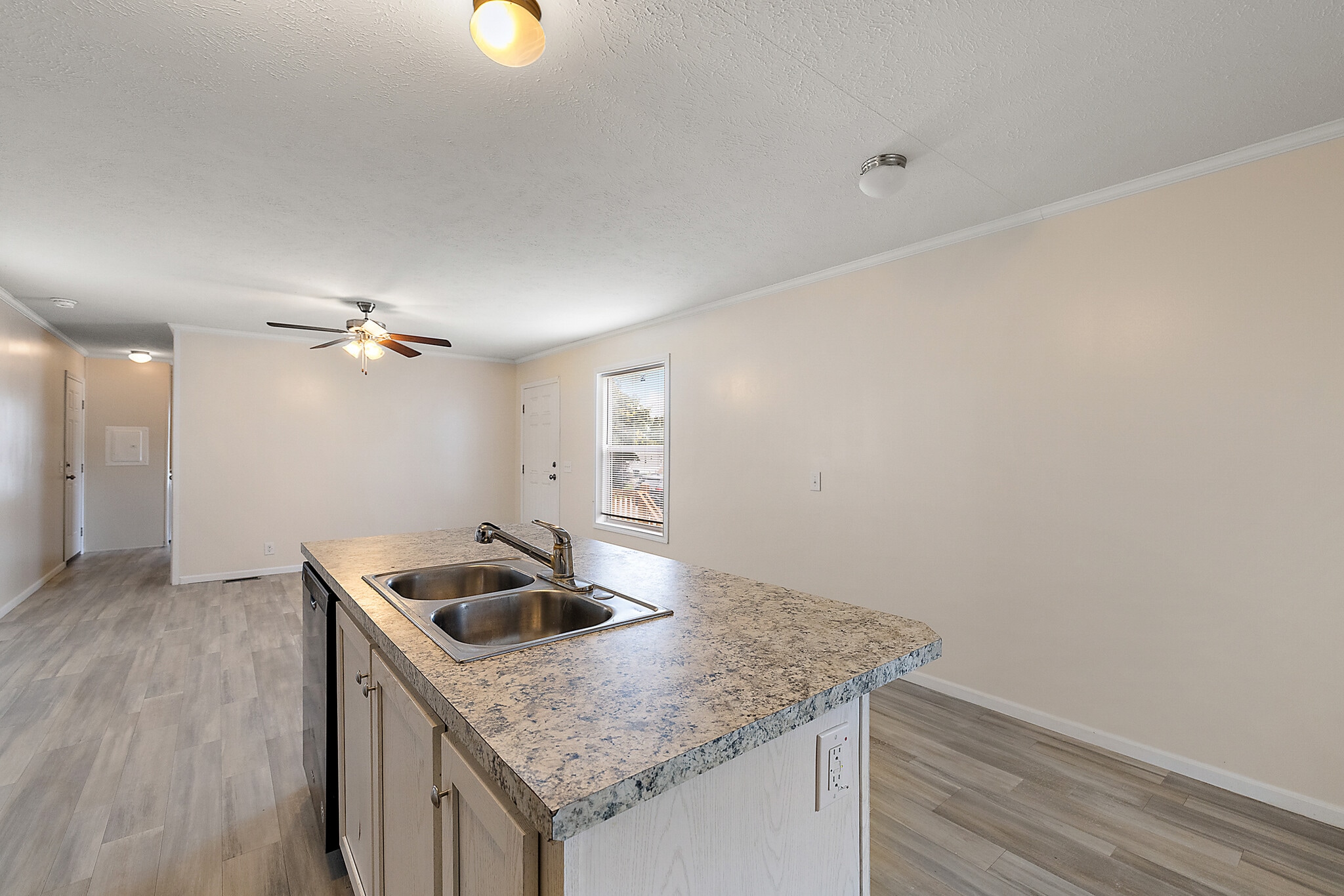 Building Photo - 4418 E Daisy Ln