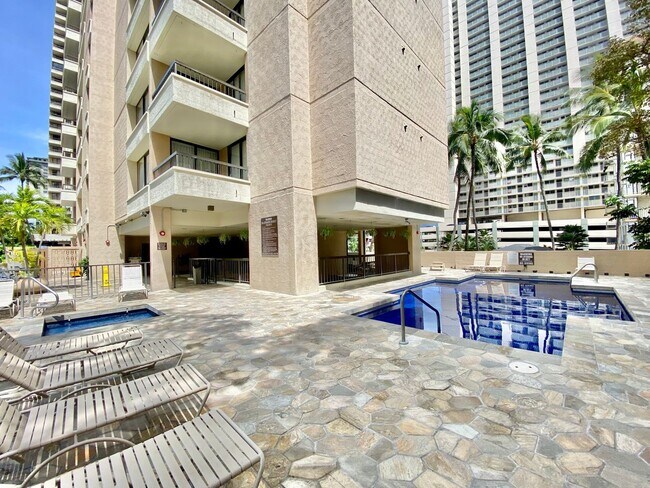Building Photo - 2215 Aloha Dr