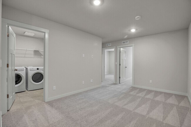 Building Photo - MODERN TIGARD TOWNHOME | ATTACHED 2-CAR GARAGE | FIREPLACE | PRIME LOCATION
