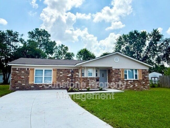 Primary Photo - 305 N Dogwood St