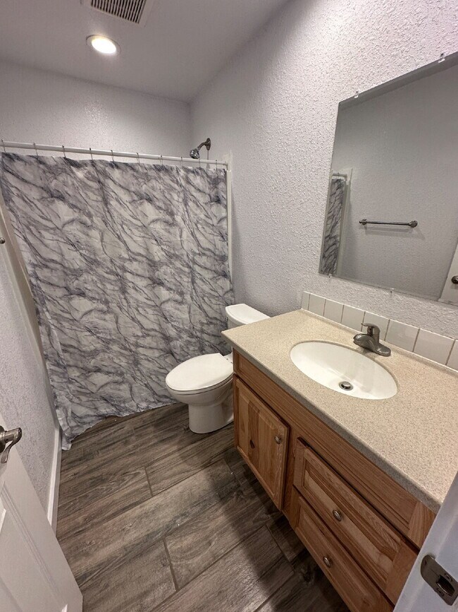 Building Photo - "Charming Little 2-Bedroom Gem on North 5th Street with Elegant Granite Touches!"