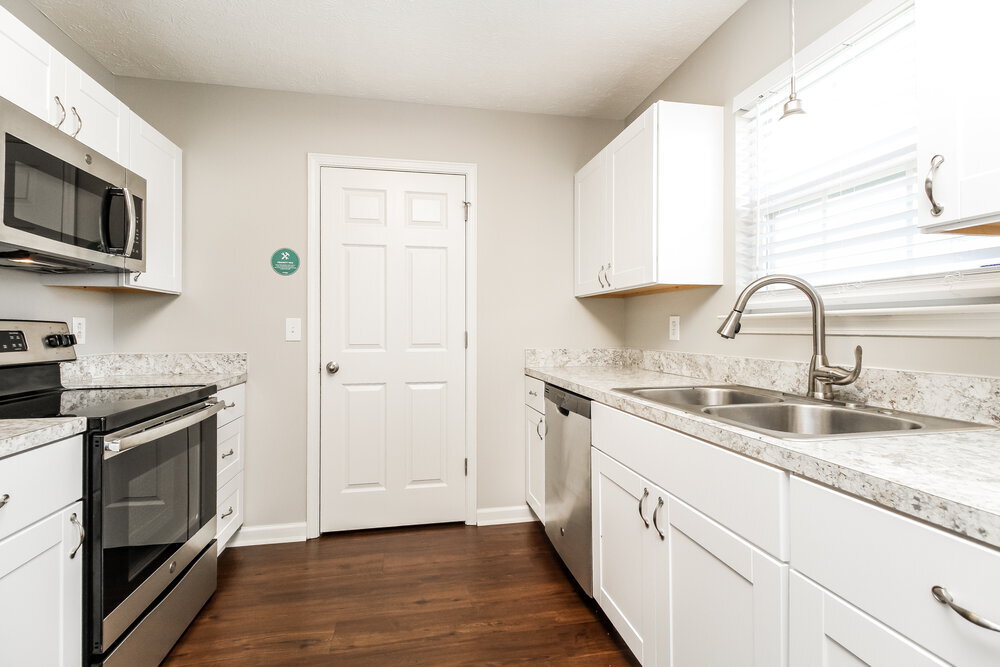 Building Photo - 1980 Old Castle Dr