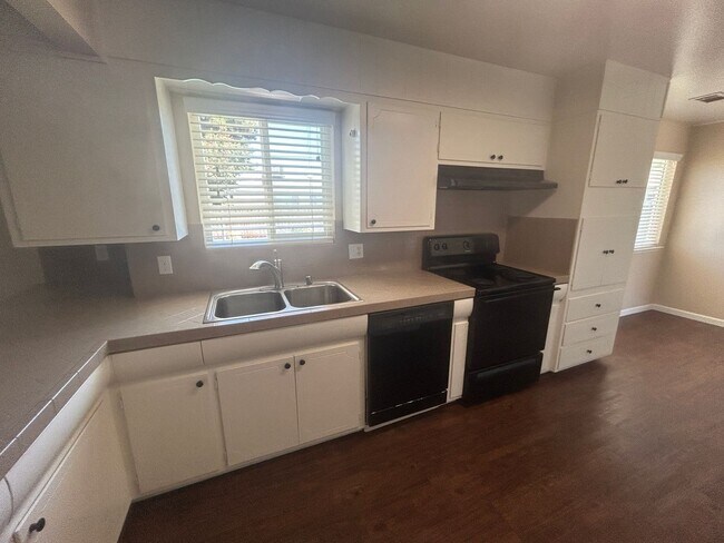 Building Photo - Stay cool in Lemoore in this spacious home...