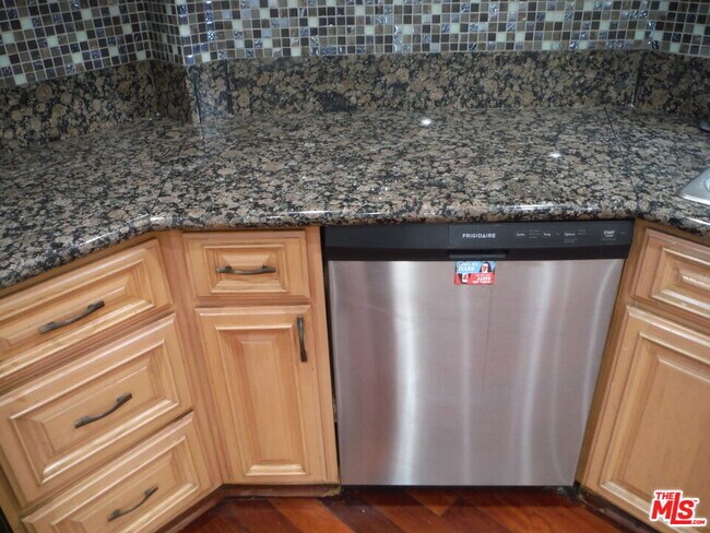 Building Photo - 1805 W 12th Pl