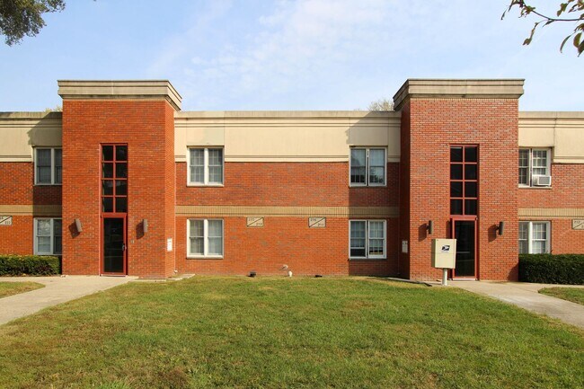 Building Photo - Close to Campus