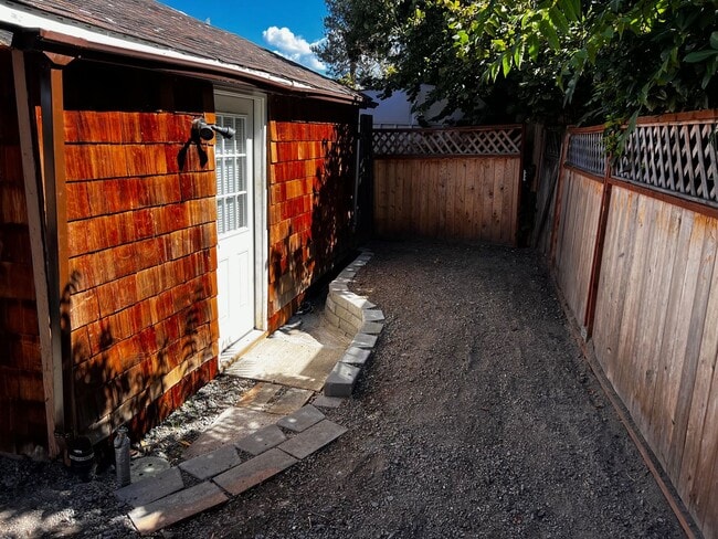 Building Photo - Charming Home for Rent