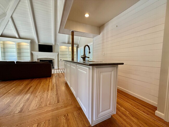 Building Photo - Stunning, Furnished 4 Bed 3.5 Bath + Offic...