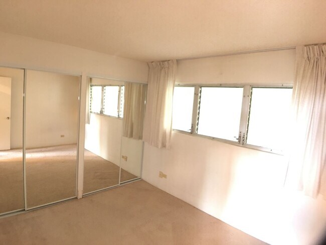 Building Photo - Colonnade On The Green