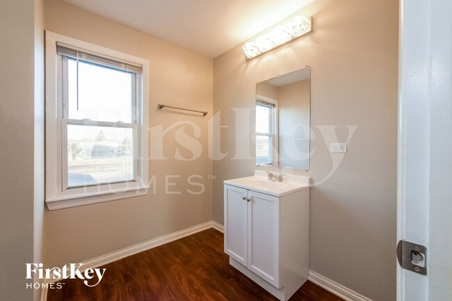 Building Photo - 19 E 140th Ct