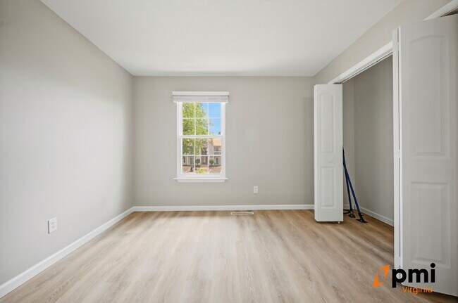 Building Photo - 2 Bed 2.5 Bath renovated townhome Virginia Beach