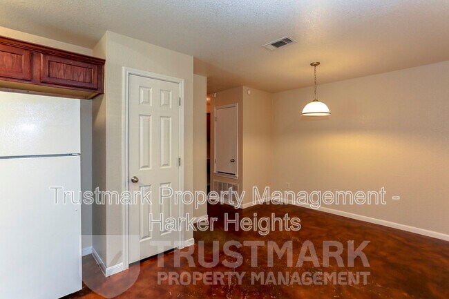 Building Photo - 5022-502205 205 Loop