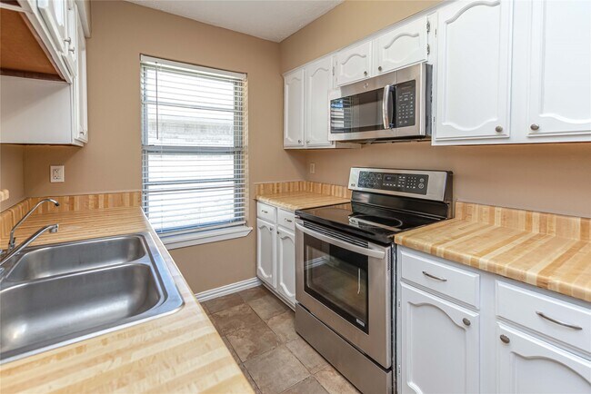 Building Photo - 16778 Glen Eagle Dr N