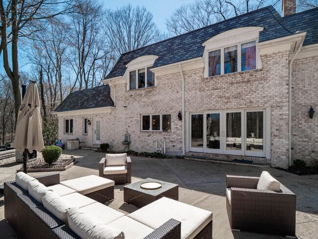 Building Photo - 1811 Breezewood Dr