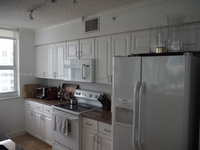 Building Photo - 1155 Brickell Bay Dr