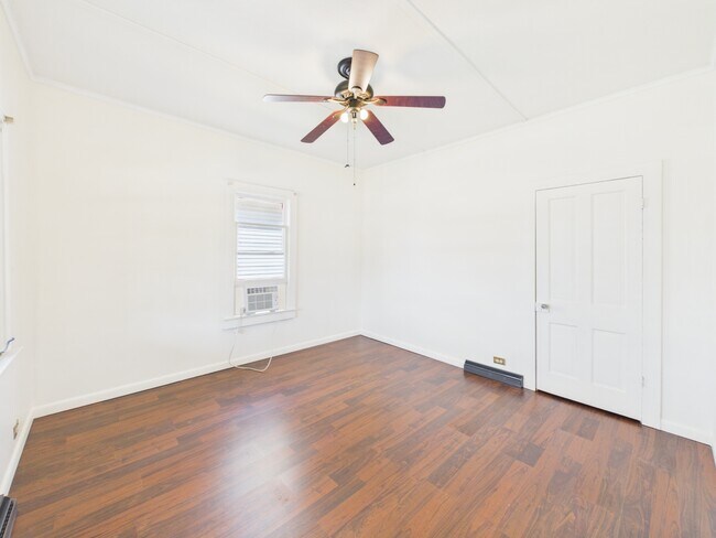 Building Photo - 305 Chelsea St