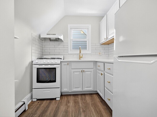 Building Photo - 469 Medford St