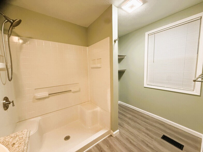 Building Photo - 412 Depot St