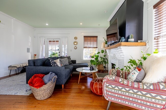 Building Photo - Rare historic East Nashville bungalow for rent; 4 Beds 3 Baths, 1,806 SqFt, fenced yard