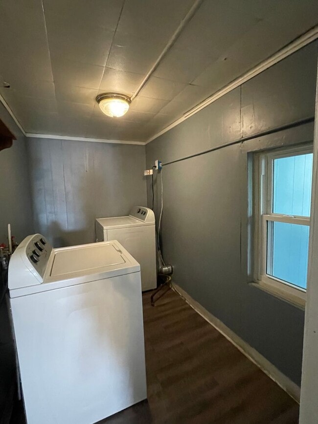 Building Photo - Four Bedroom Available August in Delphi