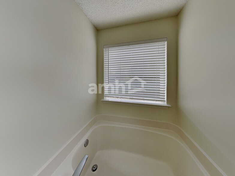 Building Photo - 3601 Edgeview Dr
