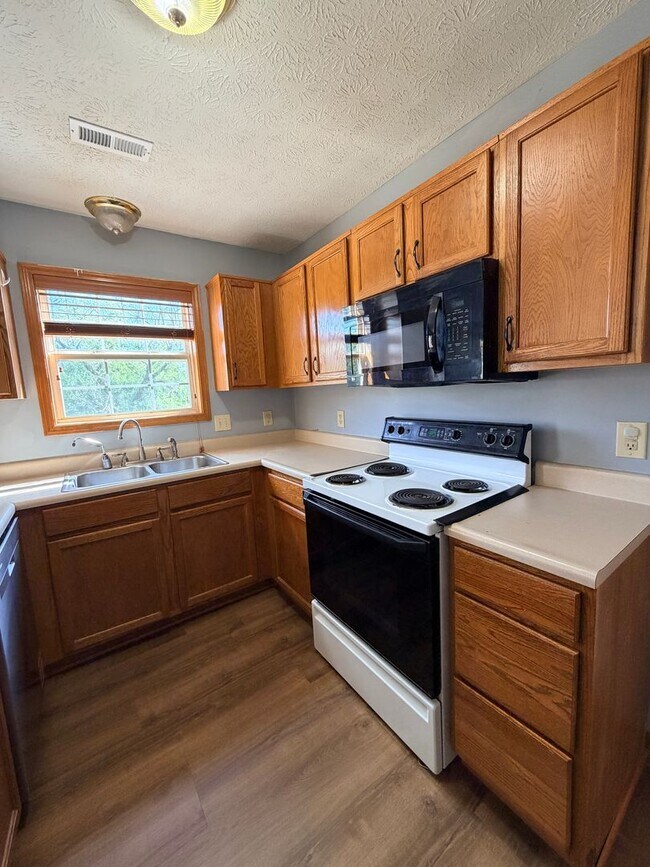 Building Photo - 705 Hummingbird Ln