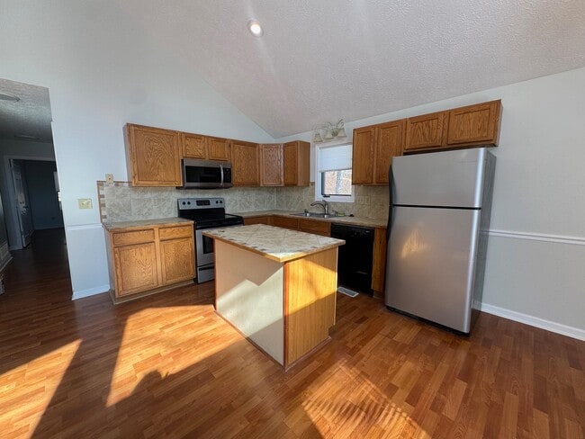 Building Photo - 175 Deer Dr