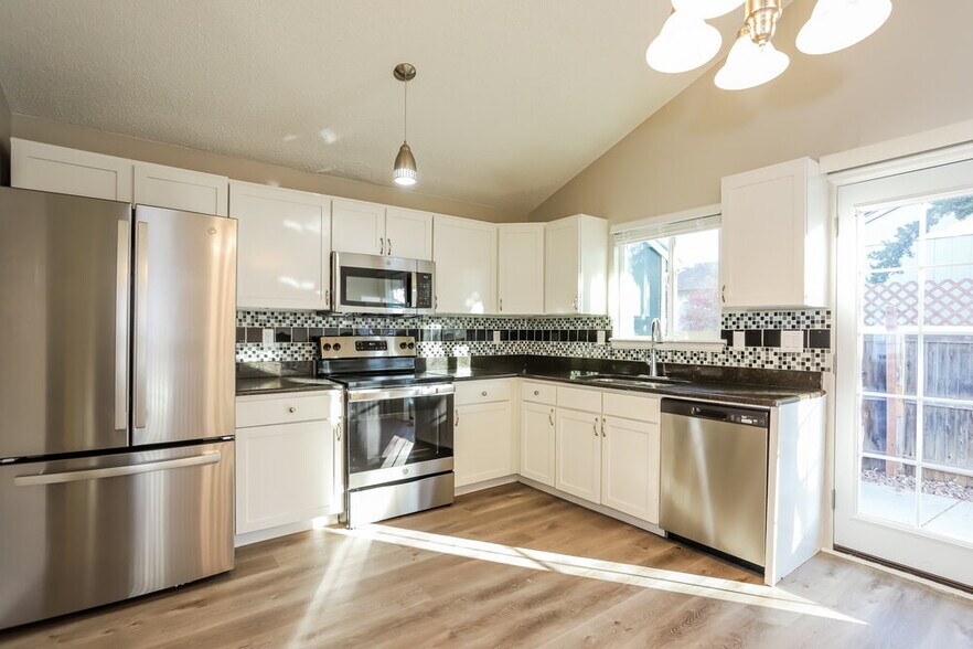 Building Photo - 12155 Elm Way