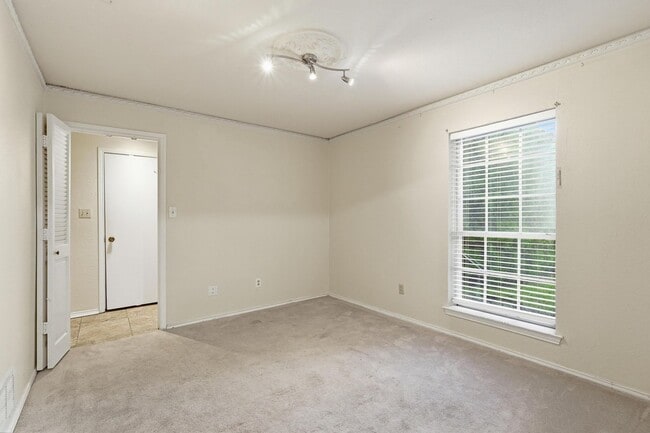 Building Photo - Charming 4 Bedroom 2.5 Bath Home In RISD!