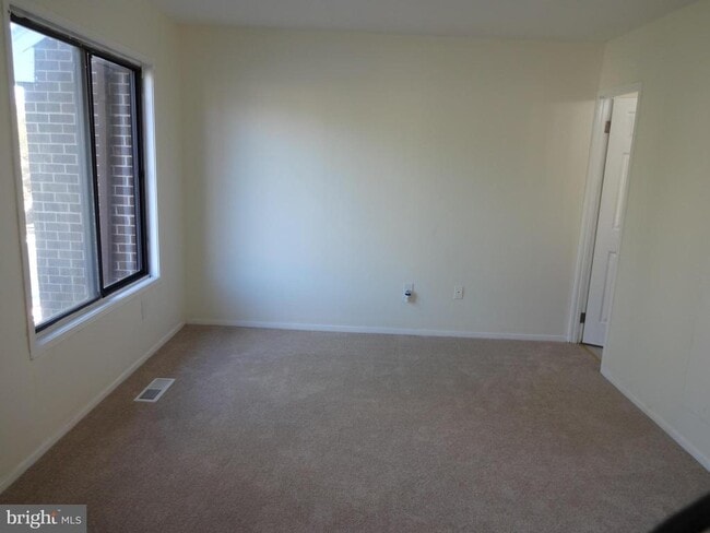 Building Photo - 2829 Cambridge Dr