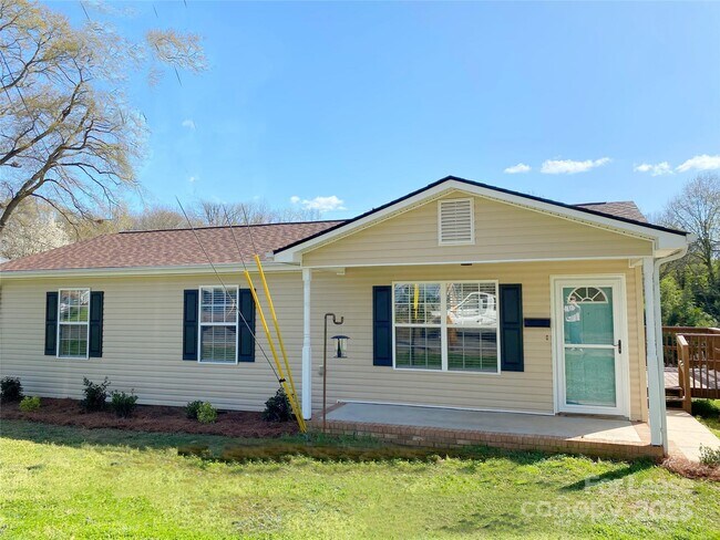 Primary Photo - 15 Linestowe Dr