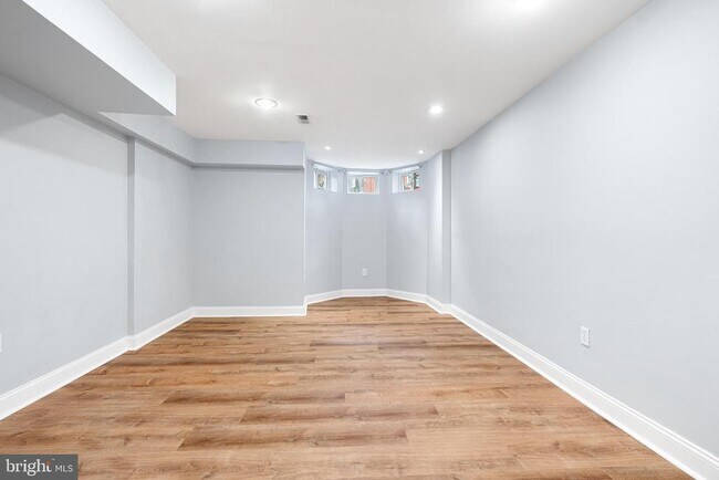 Building Photo - 2339 Catharine St