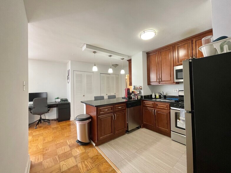 Building Photo - 922 24th St NW