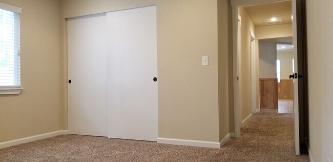 Building Photo - 4 bedroom plus den, living room and family room. North Thurston School Disctrict.