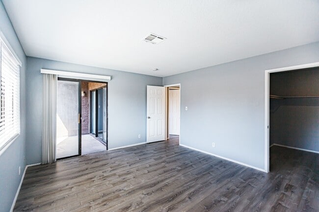 Building Photo - Downstairs Condo with Lots of Upgrades