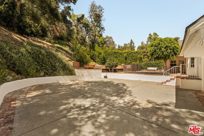 Building Photo - 2583 Hutton Dr
