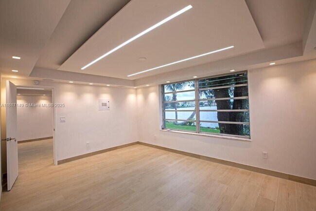 Building Photo - 1302 NE 191st St
