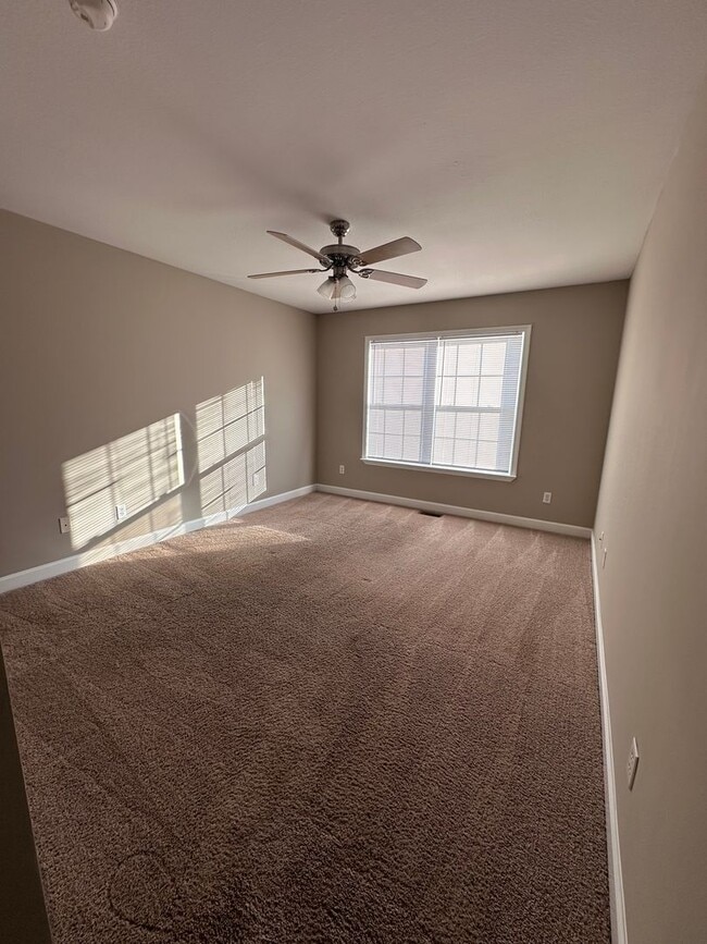 Building Photo - Eagle Landing - End Unit