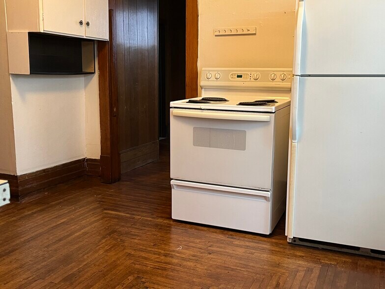 Building Photo - 417 Elm St