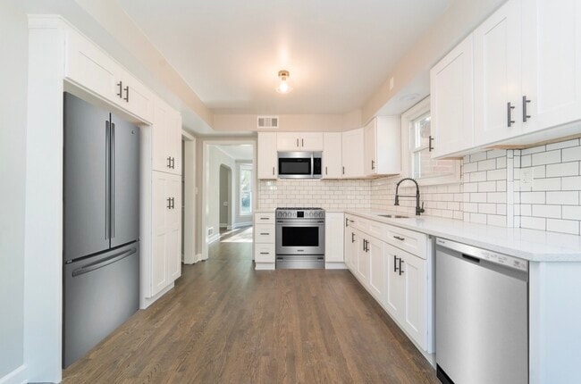 Building Photo - 6601 N Sioux Ave