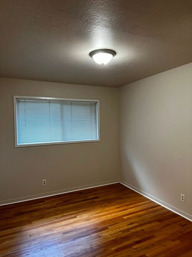 Building Photo - 3 Bedroom Home