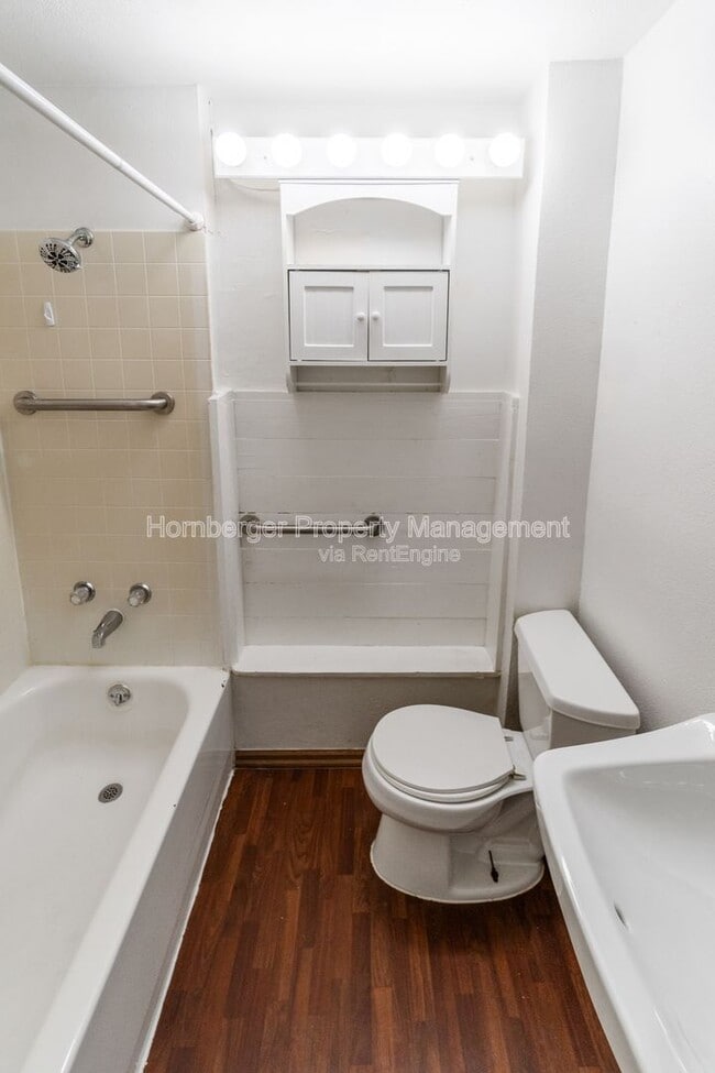 Building Photo - 2911 E Rowan Ave