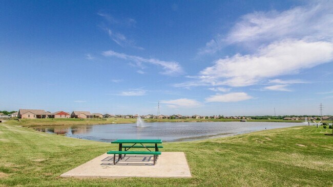 Building Photo - Welcome to your new 3 bedroom, 2 bath home in this wonderful Lake Valley community!