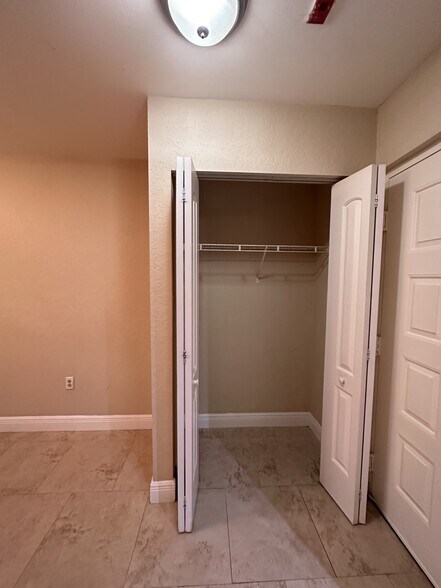 Building Photo - 2811 N Oakland Forest Dr