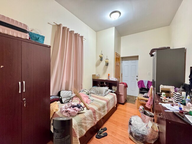 Building Photo - 3056 Perry Ave