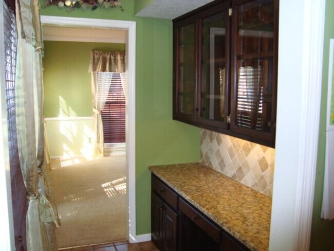 Building Photo - 4 Bedroom 2.5 Bath Home available to rent!