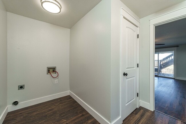 Building Photo - 4 Bedroom 2.5 Bathroom With Large Fenced B...