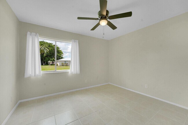 Building Photo - 2073 SE Talwood Ln