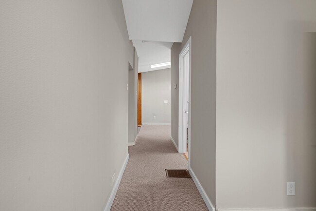 Building Photo - 136 Locust St