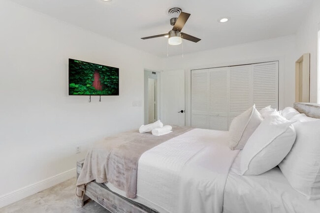 Building Photo - 2325 NE 195th St